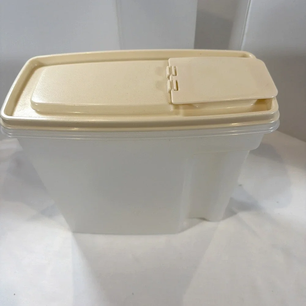 Rubbermaid‎ Servin Saver 1.3 Gallon 5.0 L Cereal Keeper Storage Container Almond